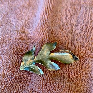 Vintage leaf pin